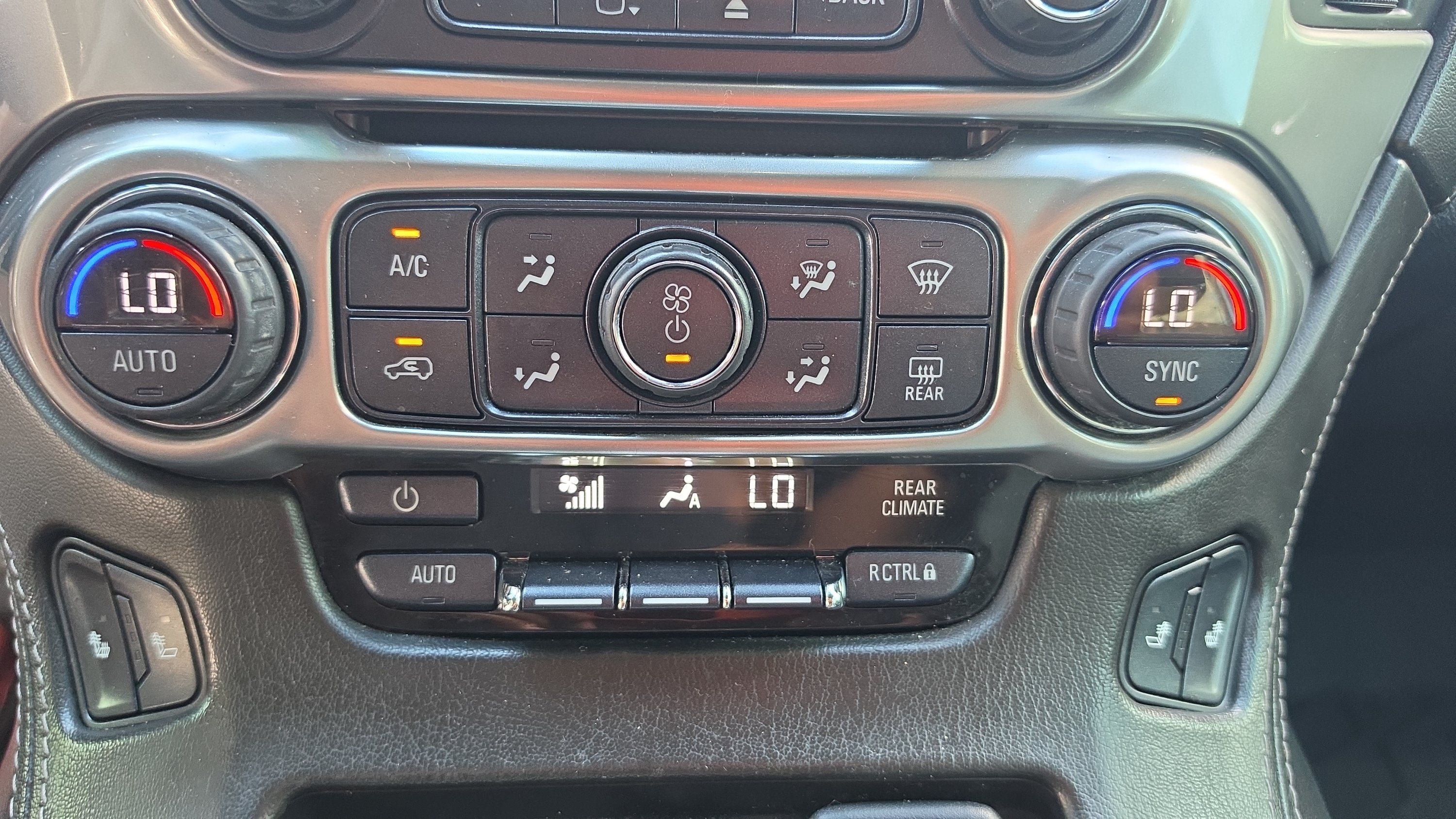 Used 2020 Chevrolet Tahoe LT w/ Luxury Package AWD/4WD image 18