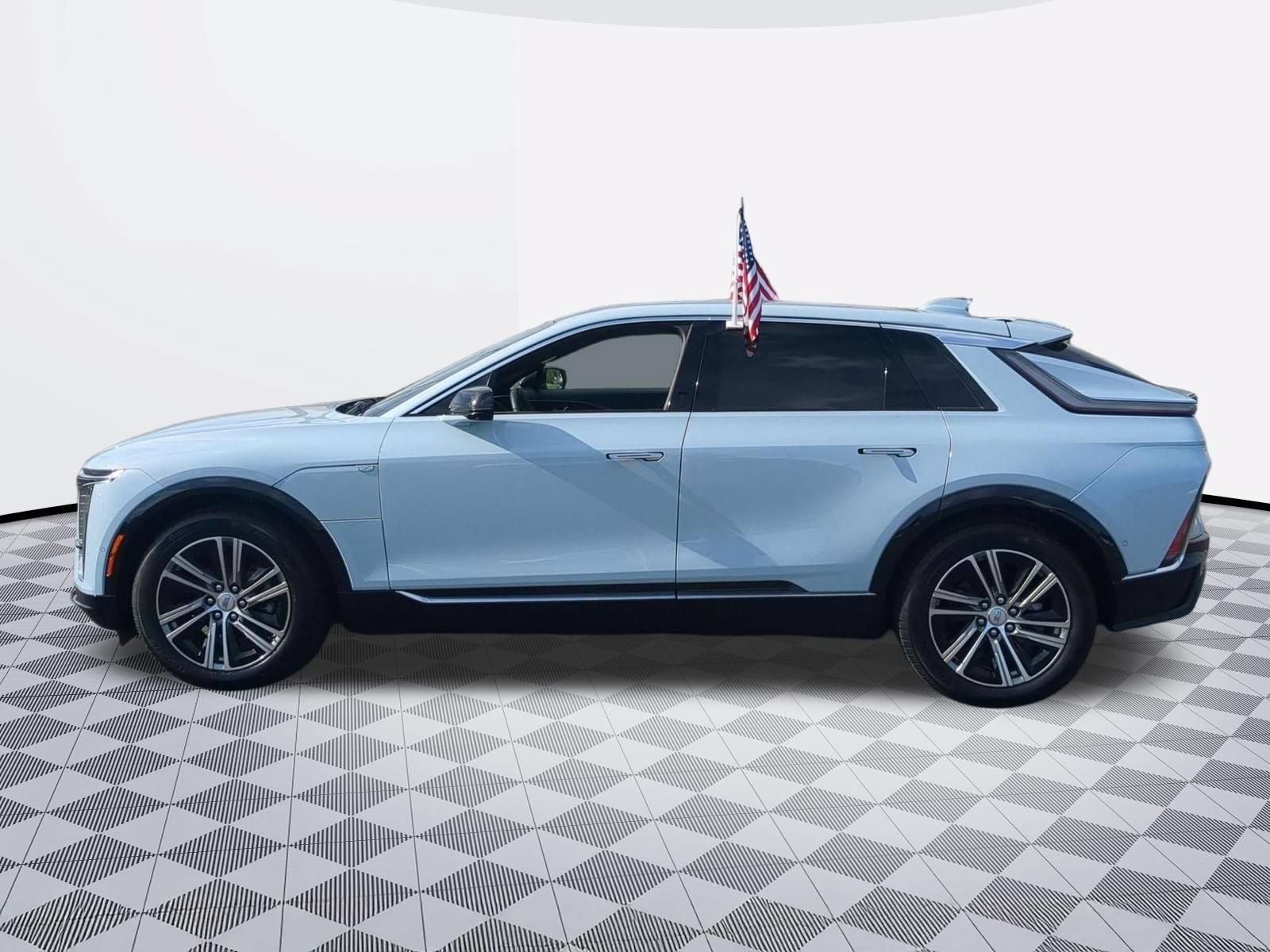 Certified 2024 Cadillac Lyriq Luxury AWD/4WD image 4