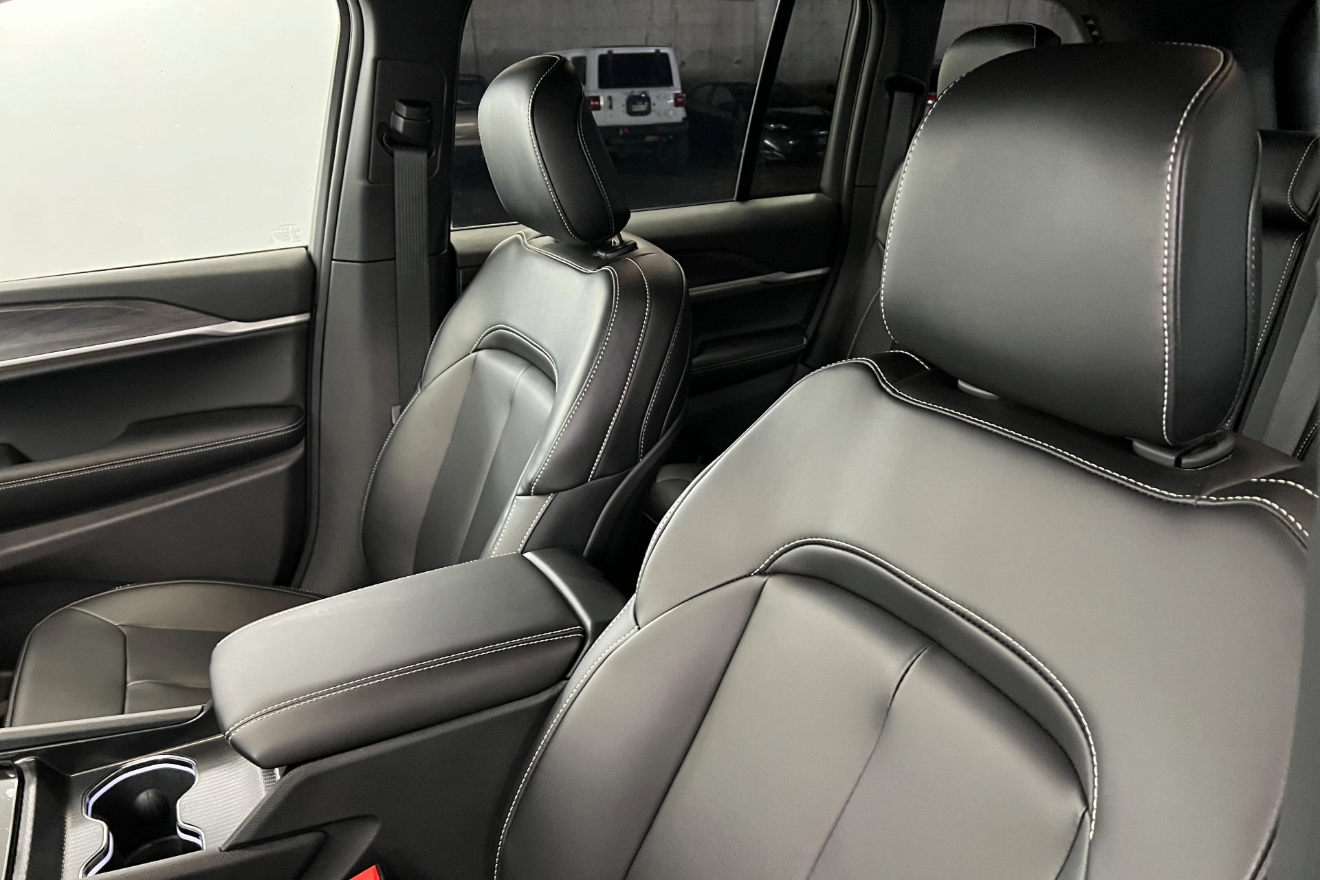 New 2025 Jeep Grand Cherokee Limited w/ Black Appearance Package AWD/4WD image 16