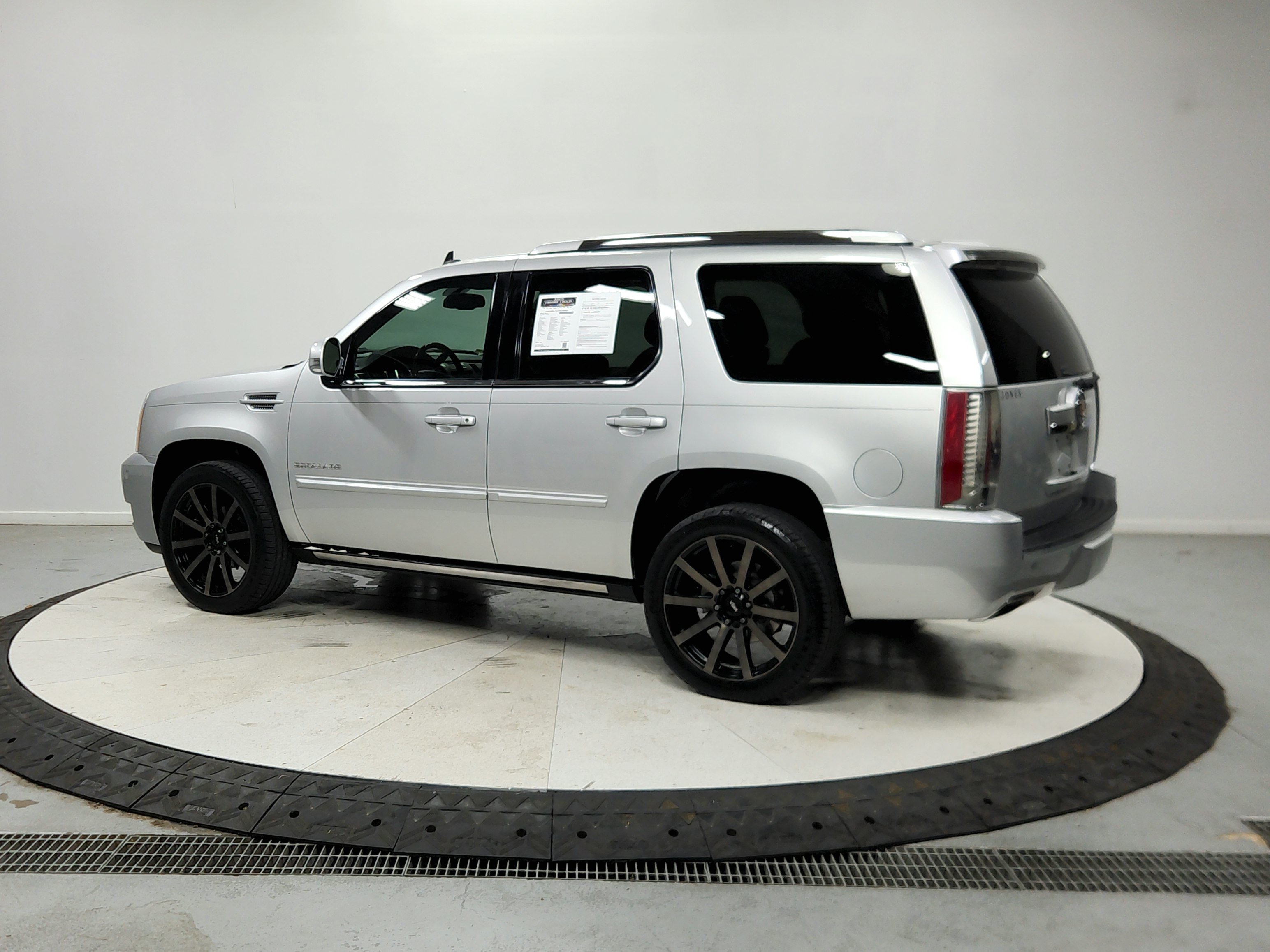 Used 2014 Cadillac Escalade Premium RWD image 6