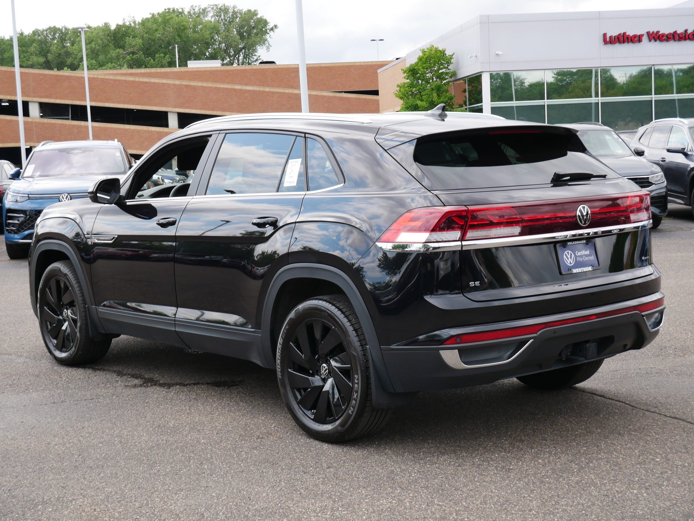 Certified 2024 Volkswagen Atlas Cross Sport SE w/ Panoramic Sunroof Package AWD/4WD image 5