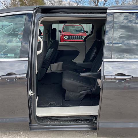 Used 2023 Chrysler Voyager LX image 6