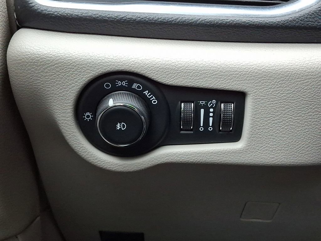 Used 2024 Chrysler Pacifica Limited FWD image 27