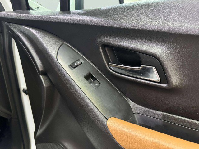 Used 2020 Chevrolet Trax LT w/ LT Convenience Package image 34