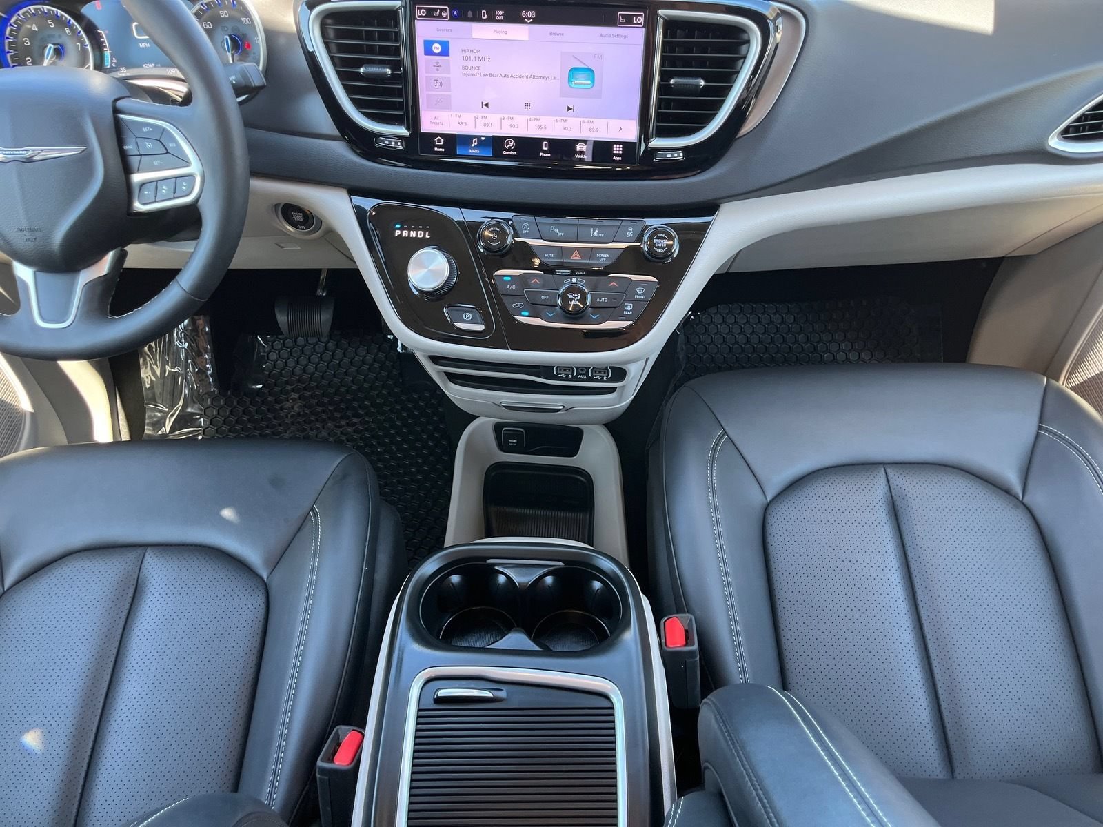 Used 2024 Chrysler Pacifica Touring-L FWD image 14