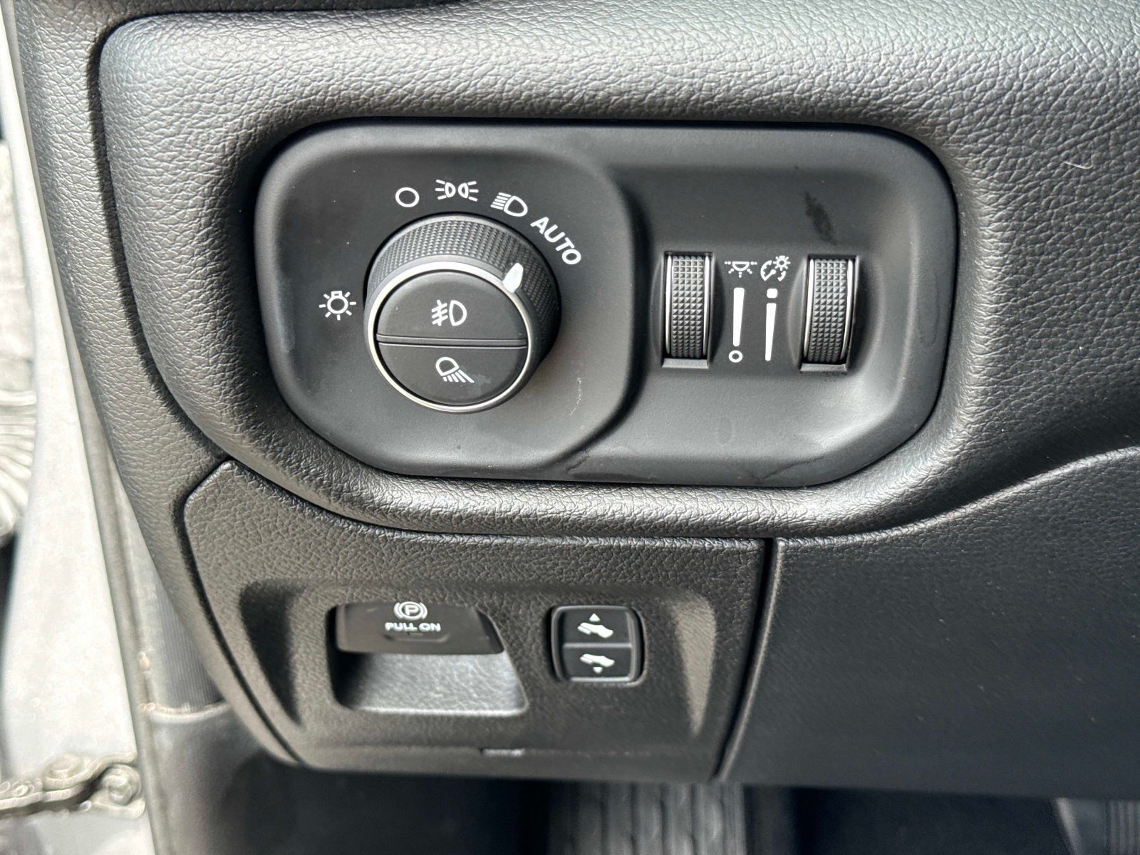 Used 2025 RAM 1500 Big Horn AWD/4WD image 32