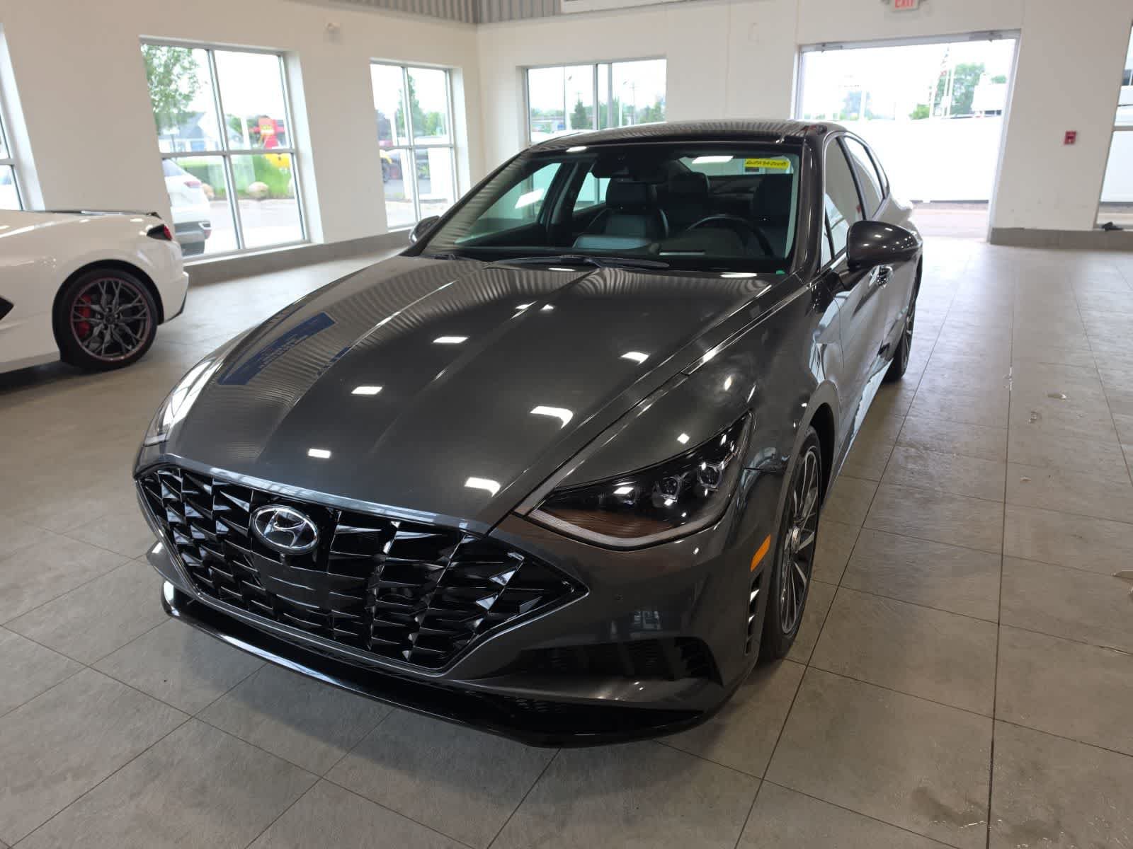 Used 2023 Hyundai Sonata Limited w/ Preferred Accessory Package FWD video 1