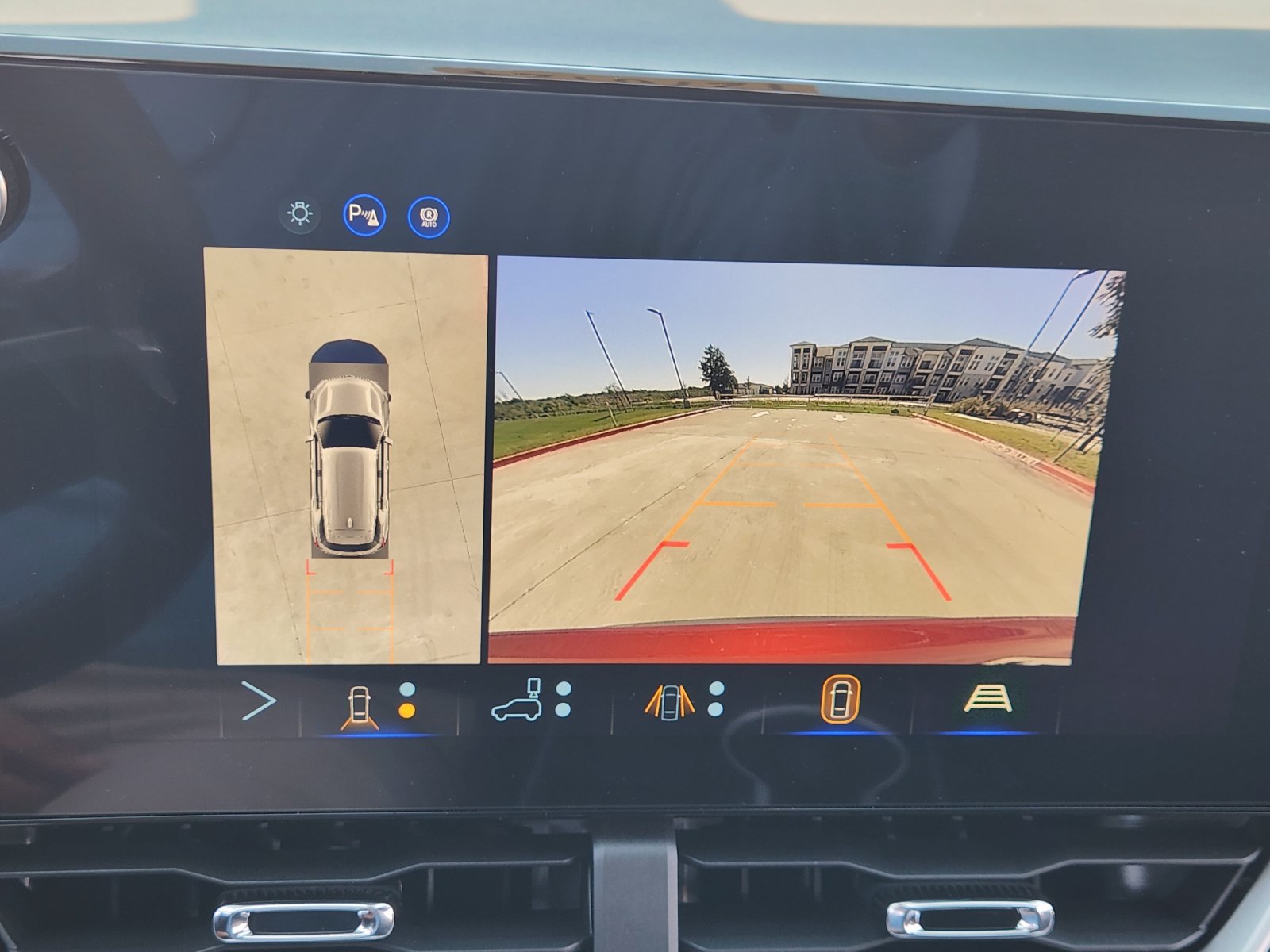 New 2027 Chevrolet Equinox LT w/ Safety and Technology Package FWD image 17