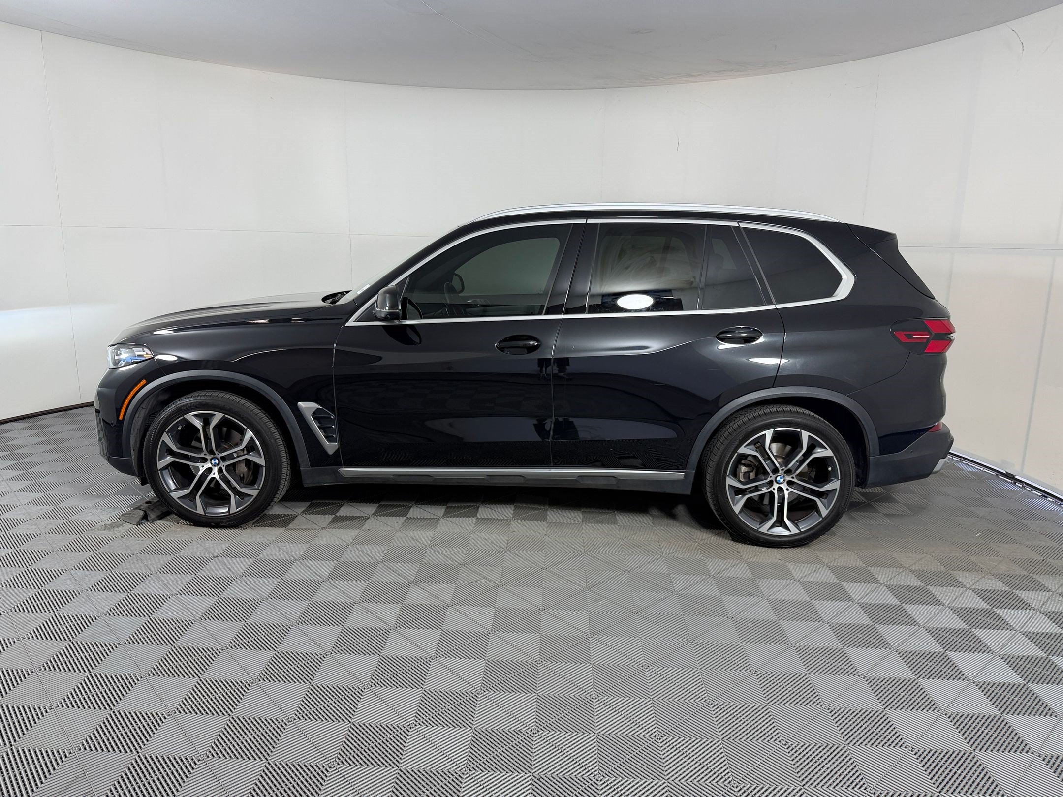 Used 2024 BMW X5 xDrive40i w/ Premium Package AWD/4WD image 2