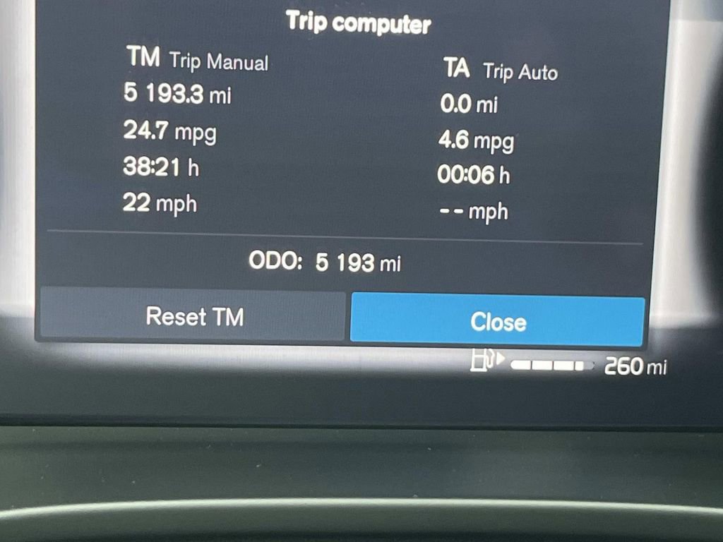 Used 2025 Volvo XC40 B5 Plus w/ Protection Package Premier image 40