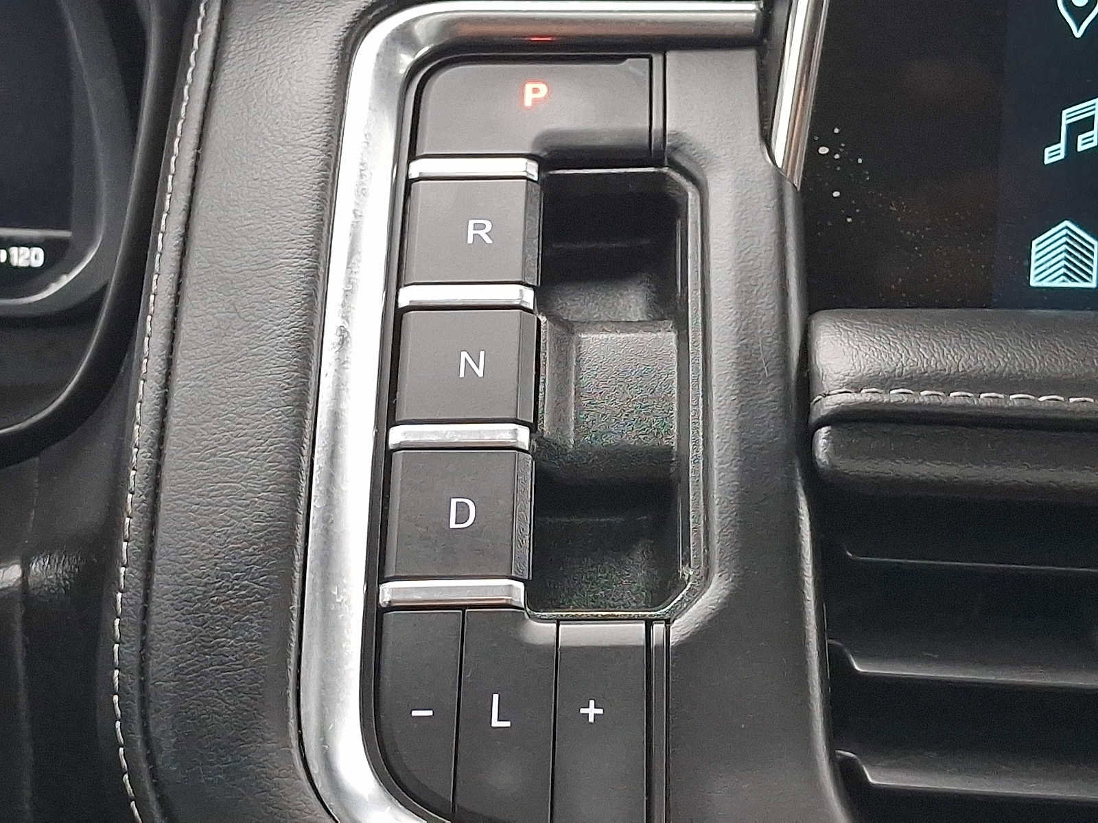 Used 2023 Chevrolet Tahoe Z71 w/ Luxury Package AWD/4WD image 16