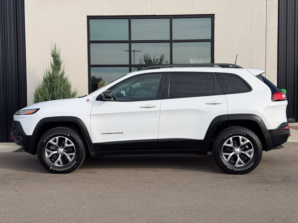 Used 2017 Jeep Cherokee Trailhawk AWD/4WD image 2