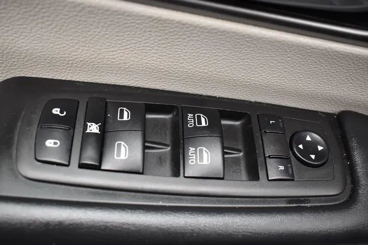 Used 2023 Chrysler Pacifica Touring-L FWD image 21