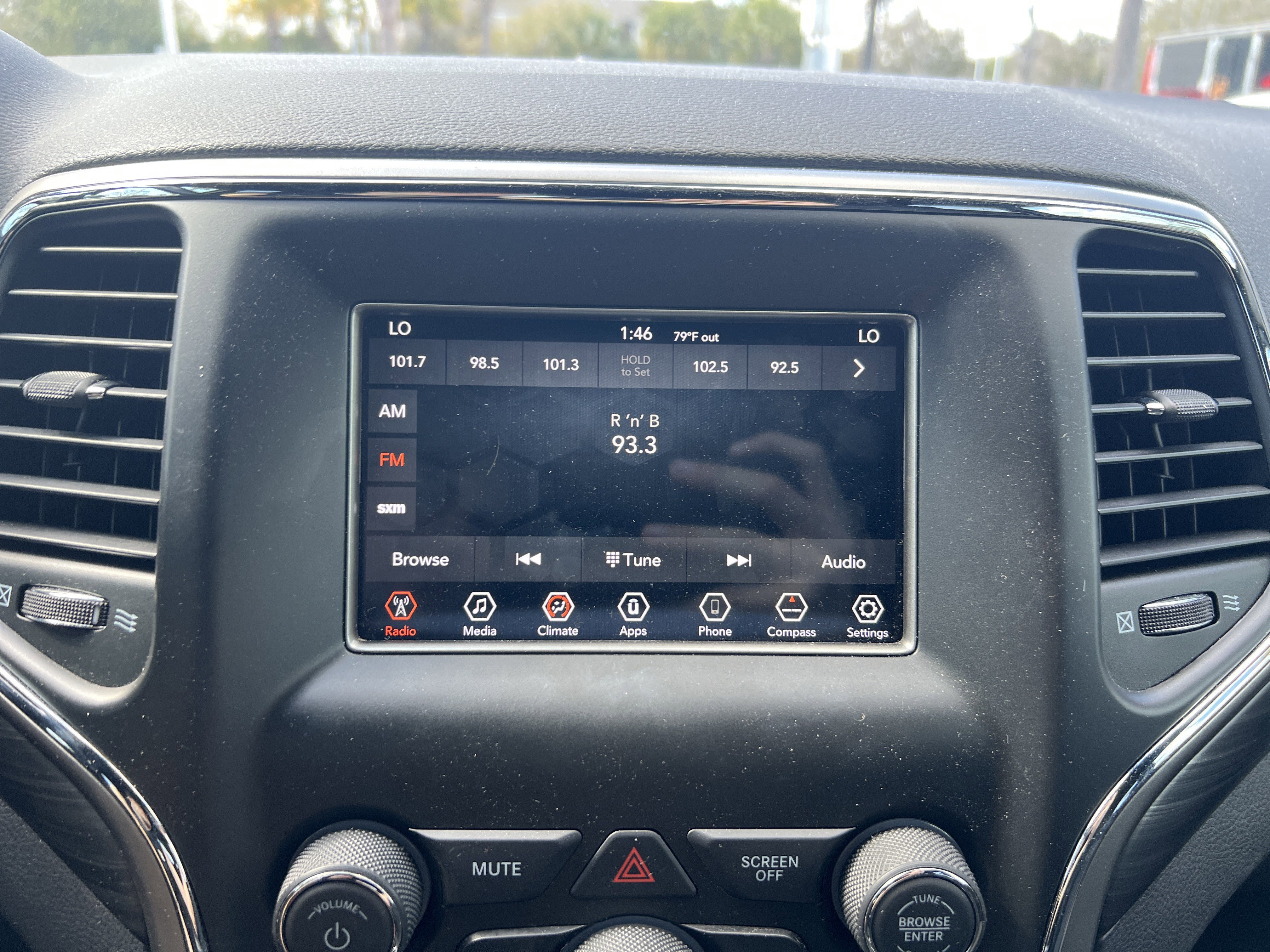 Used 2020 Jeep Grand Cherokee Laredo image 23