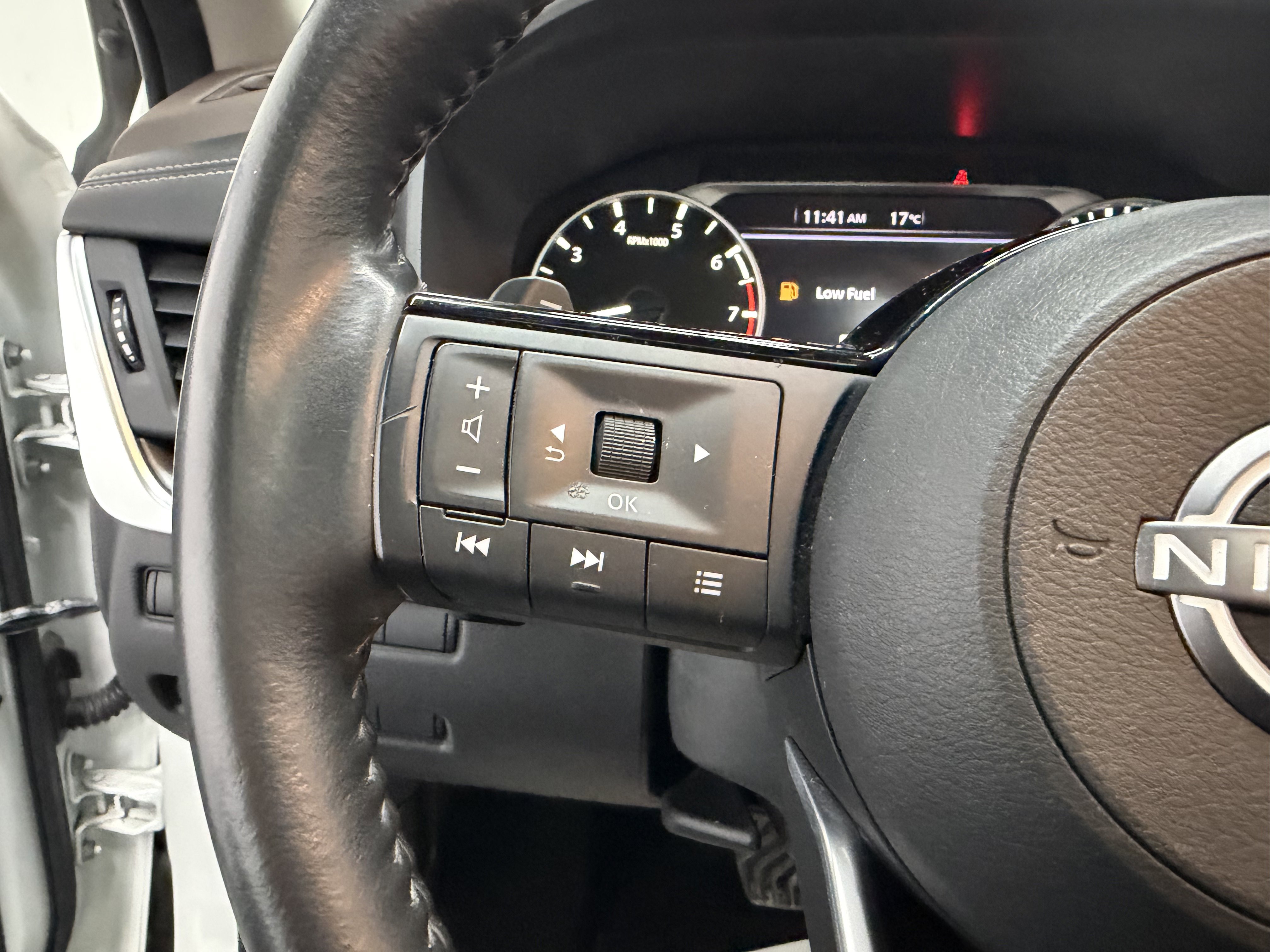 Used 2023 Nissan Rogue SV image 17