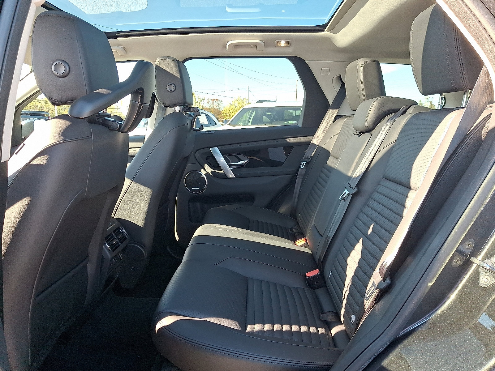 Used 2025 Land Rover Discovery Sport S image 9