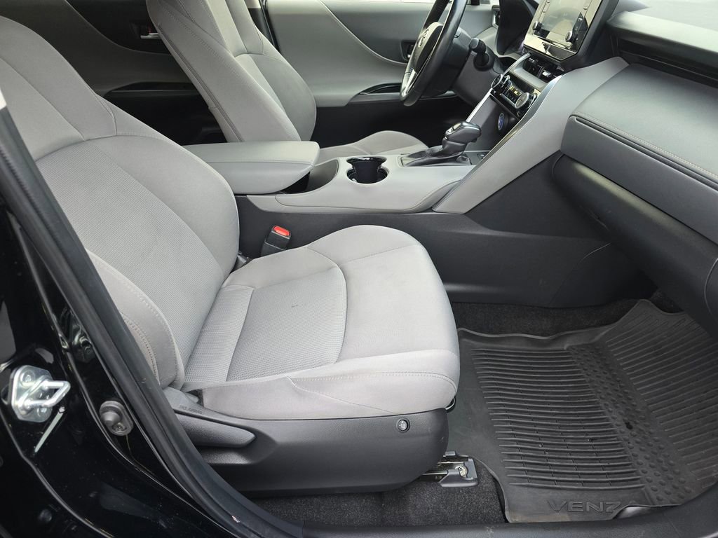 Used 2022 Toyota Venza LE image 12