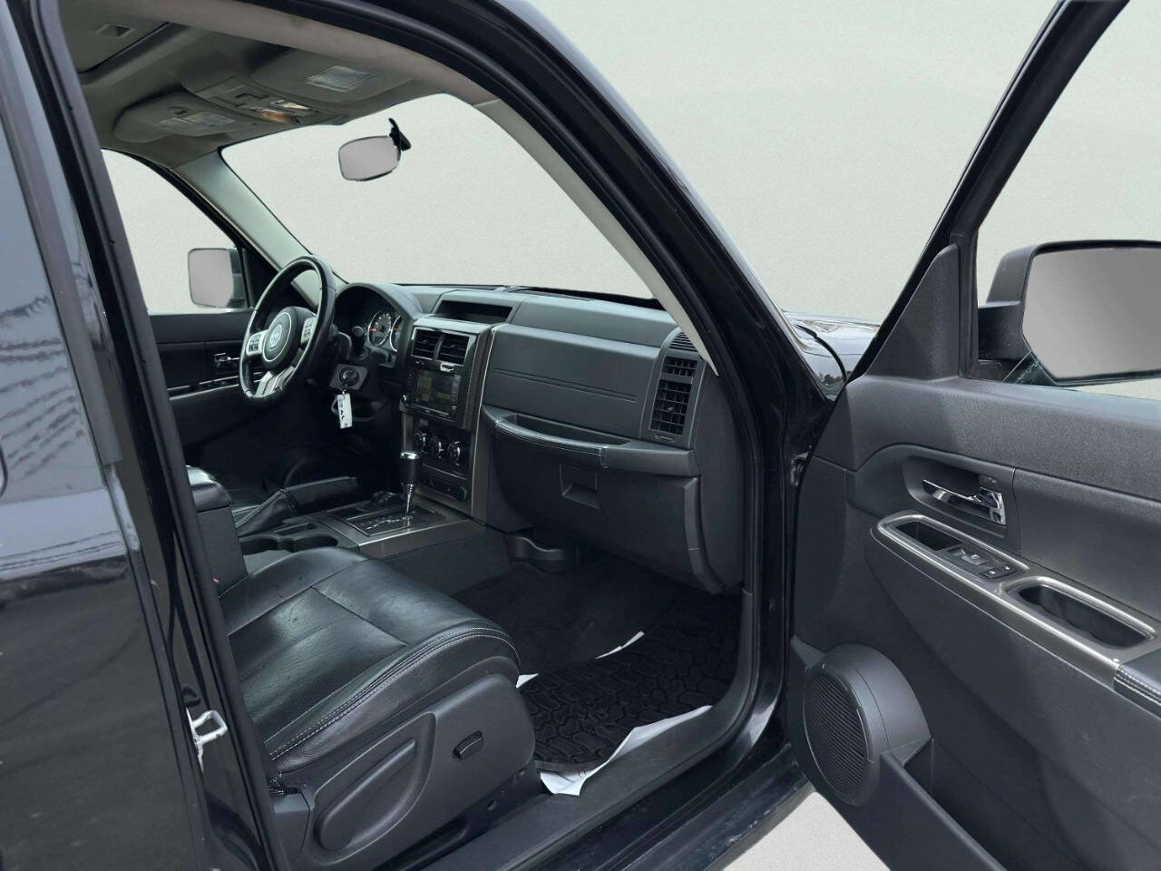 Used 2011 Jeep Liberty Limited w/ Sky's The Limit Group image 19