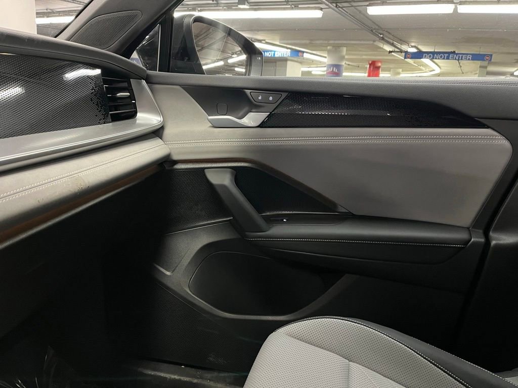 Used 2025 Volkswagen Tiguan SE R-Line image 30