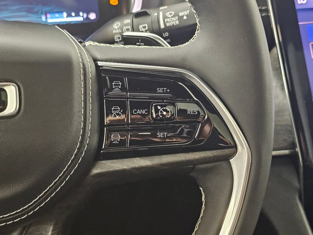 Used 2022 Jeep Grand Cherokee Overland AWD/4WD image 24