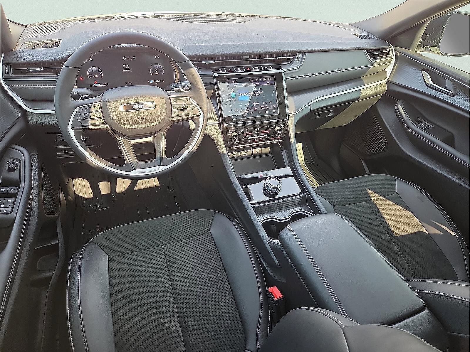 Used 2025 Jeep Grand Cherokee L Altitude image 12