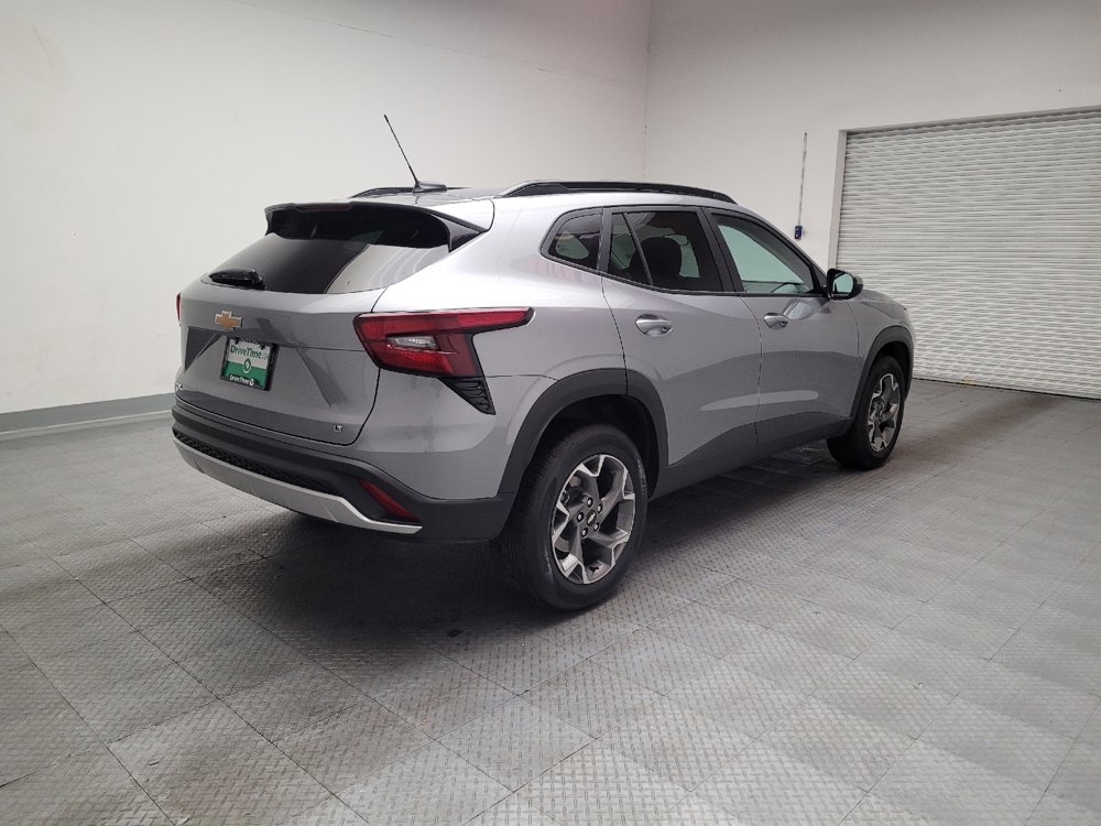 Used 2025 Chevrolet Trax LT w/ LT Convenience Package image 9