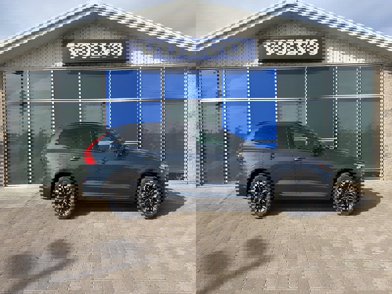 New 2026 Volvo XC60 B5 Plus w/ Protection Package Premier video 2