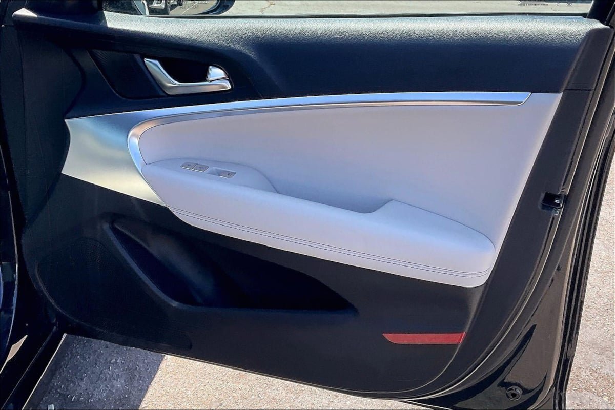 Used 2025 Genesis G70 2.5T RWD image 21