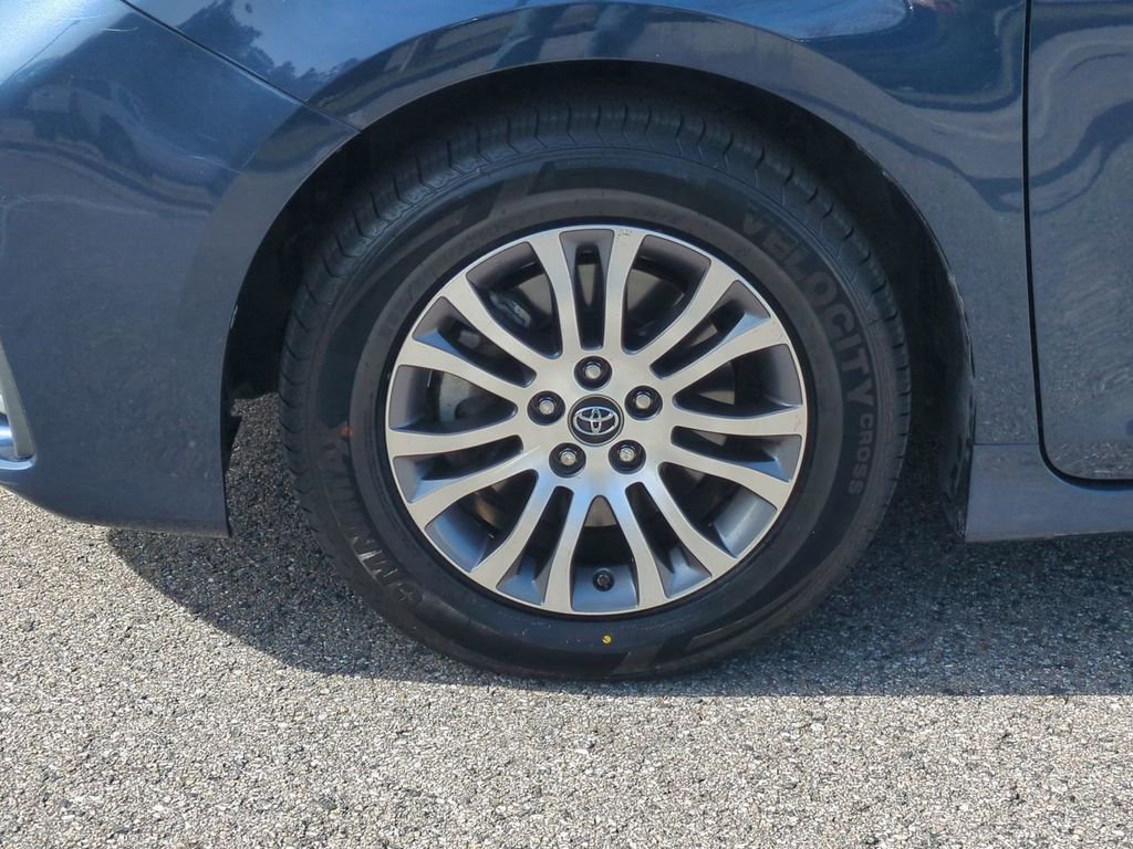 Used 2020 Toyota Sienna Limited image 11