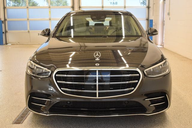 Used 2025 Mercedes-Benz S 580e 4MATIC Sedan image 3