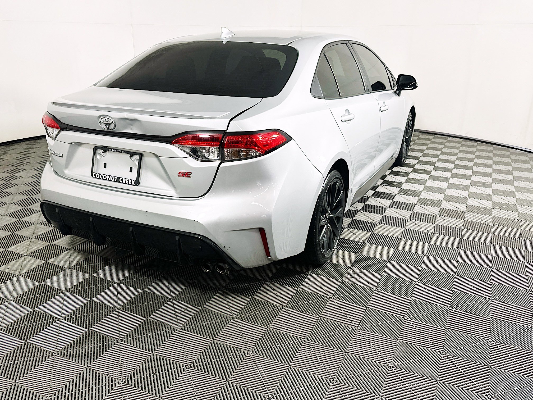 Used 2024 Toyota Corolla SE FWD image 3