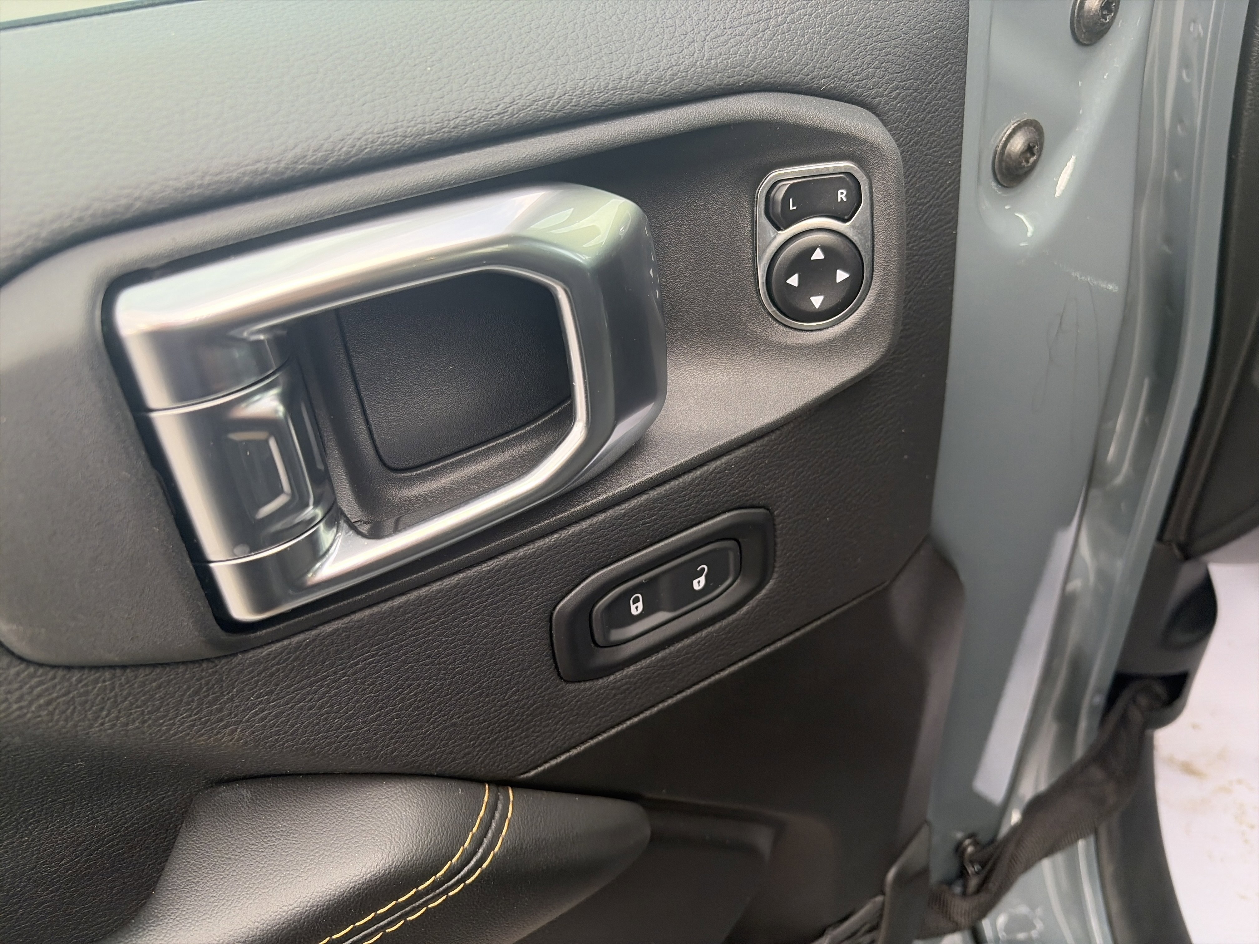 Used 2025 Jeep Wrangler Sahara image 16