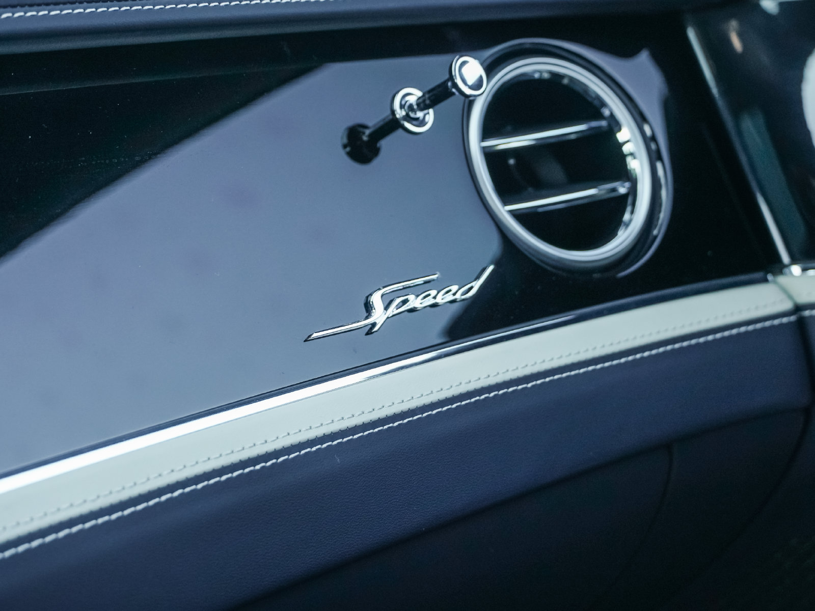 New 2025 Bentley Flying Spur Plug-In Hybrid AWD/4WD image 16