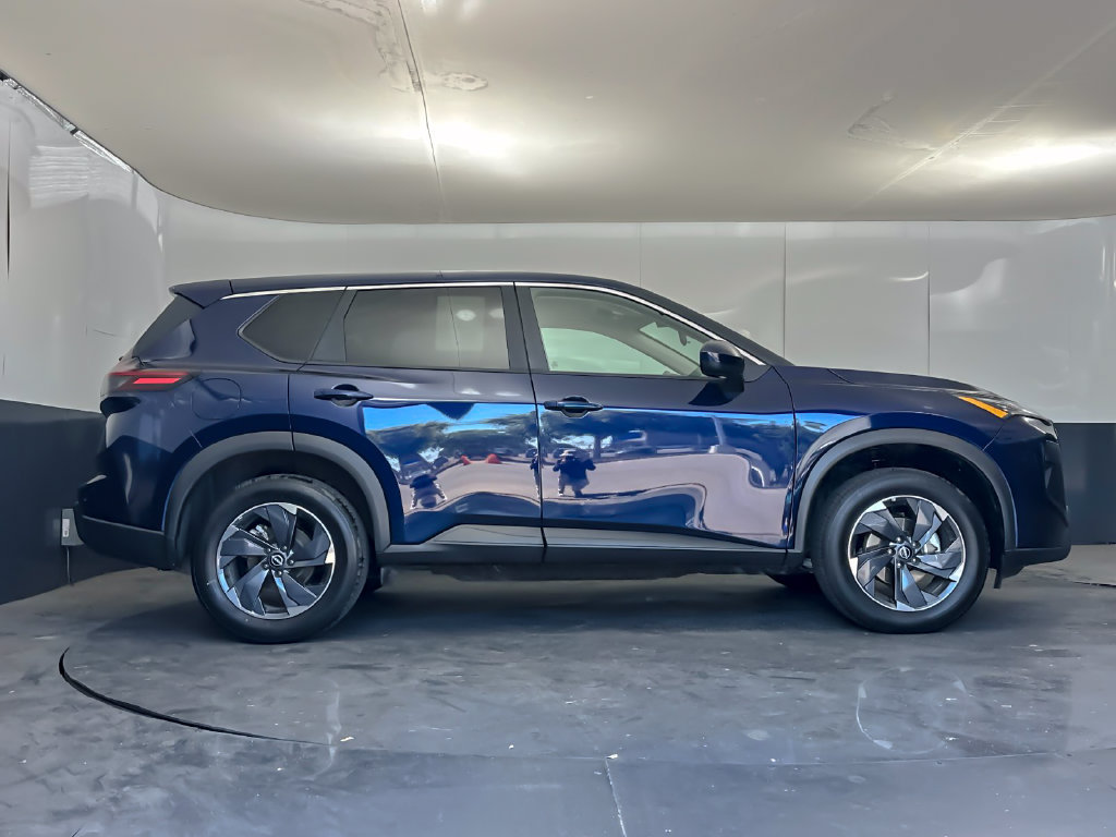 Used 2025 Nissan Rogue SV FWD image 2