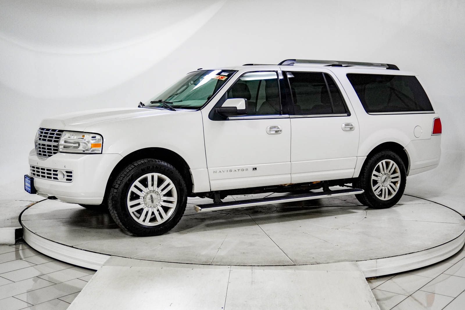 Used 2011 Lincoln Navigator L 4WD image 3