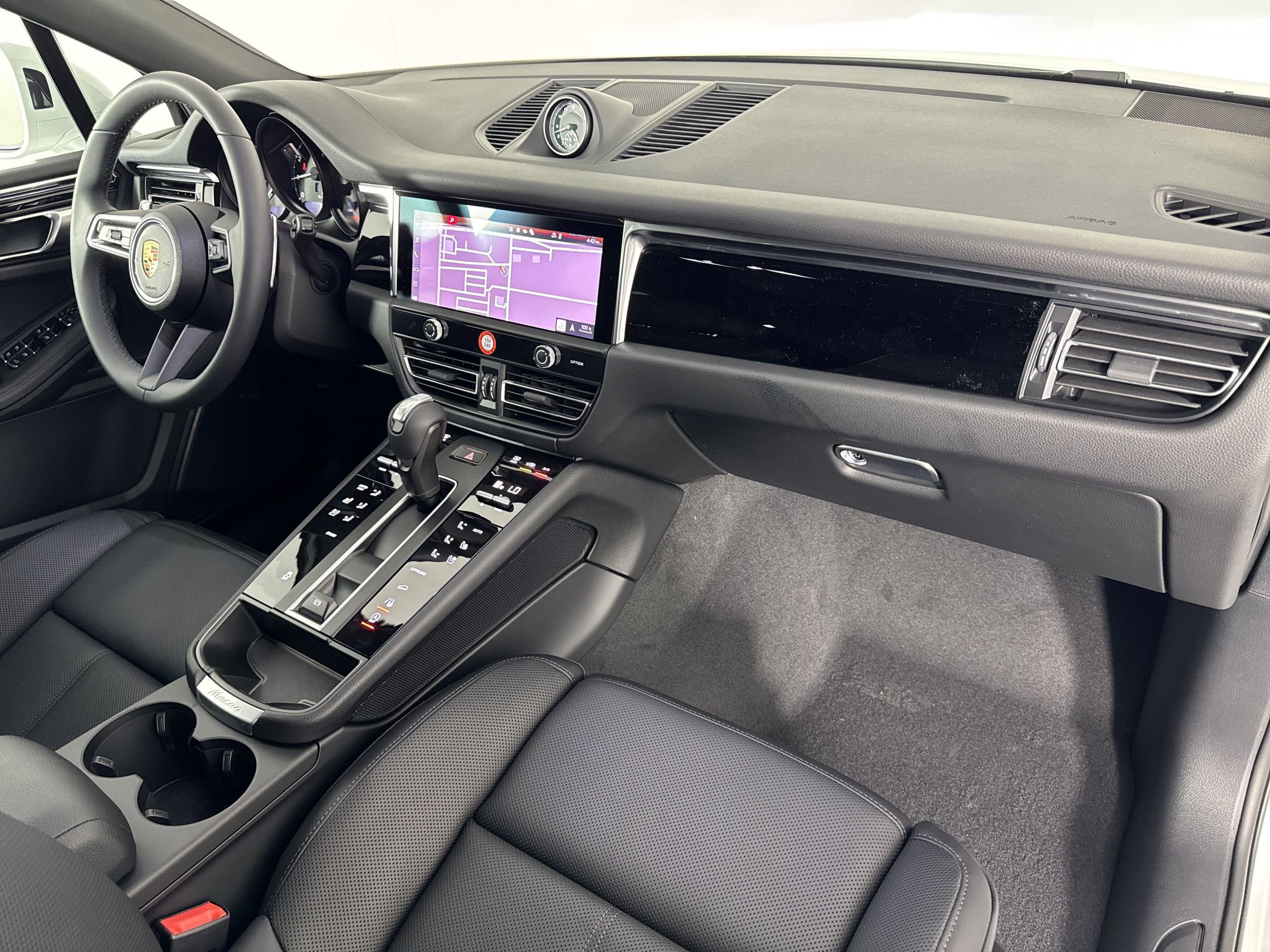 Certified 2025 Porsche Macan image 30