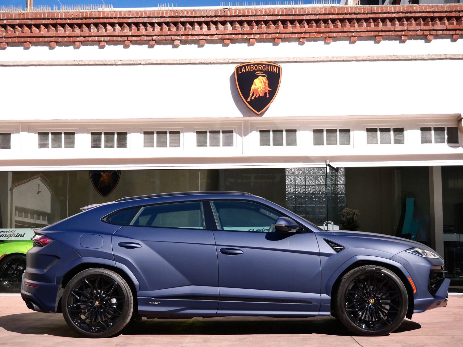 Used 2025 Lamborghini Urus SE image 2
