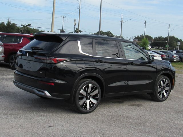 New 2025 Mitsubishi Outlander SE image 3