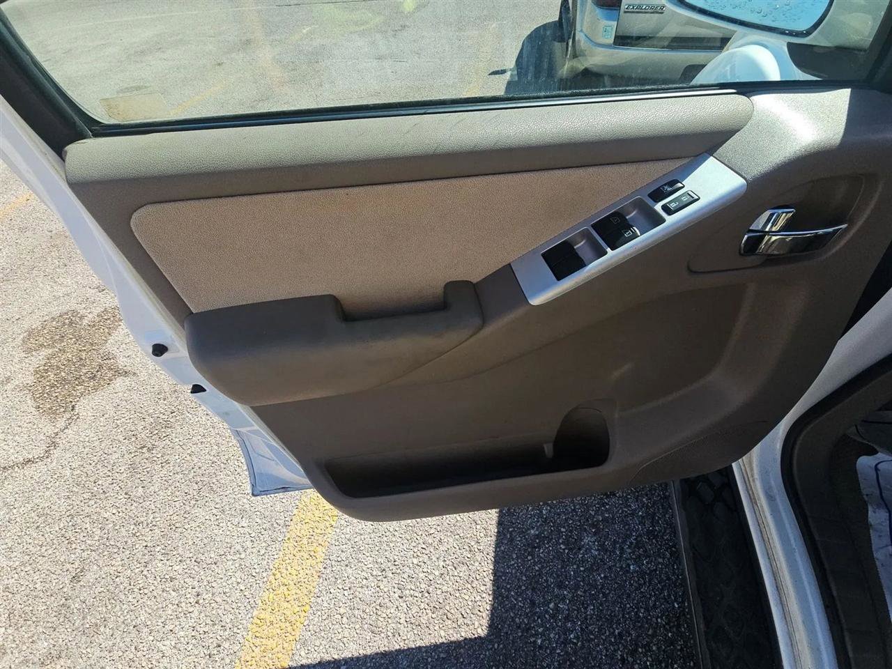 Used 2008 Nissan Pathfinder SE w/ Premium Pkg image 11