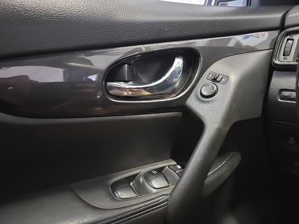 Used 2017 Nissan Rogue SV AWD/4WD image 20