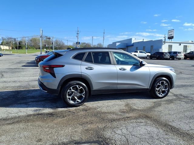 Used 2025 Chevrolet Trax LT w/ LT Convenience Package FWD image 16