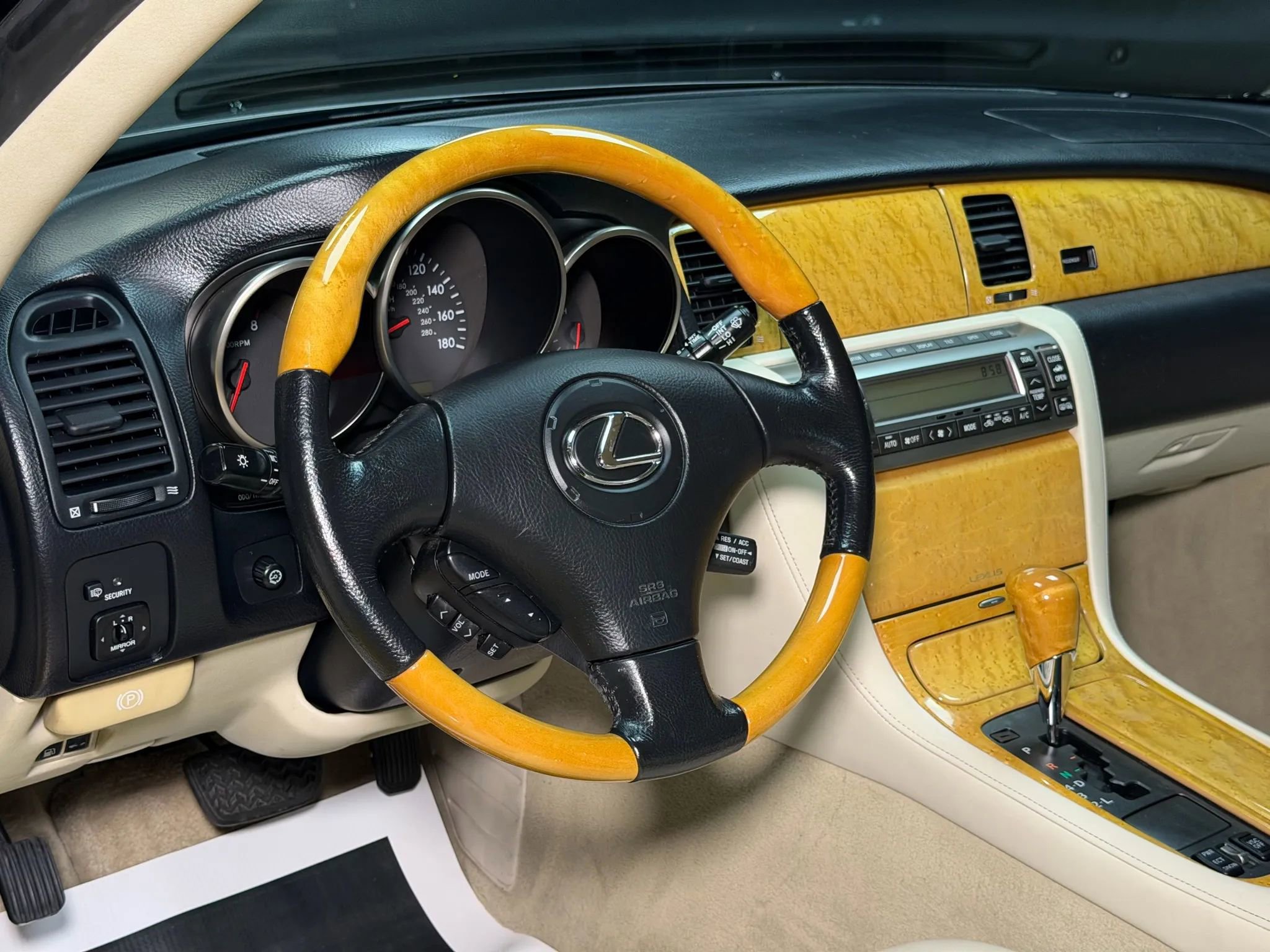 Used 2004 Lexus SC 430 Convertible image 38
