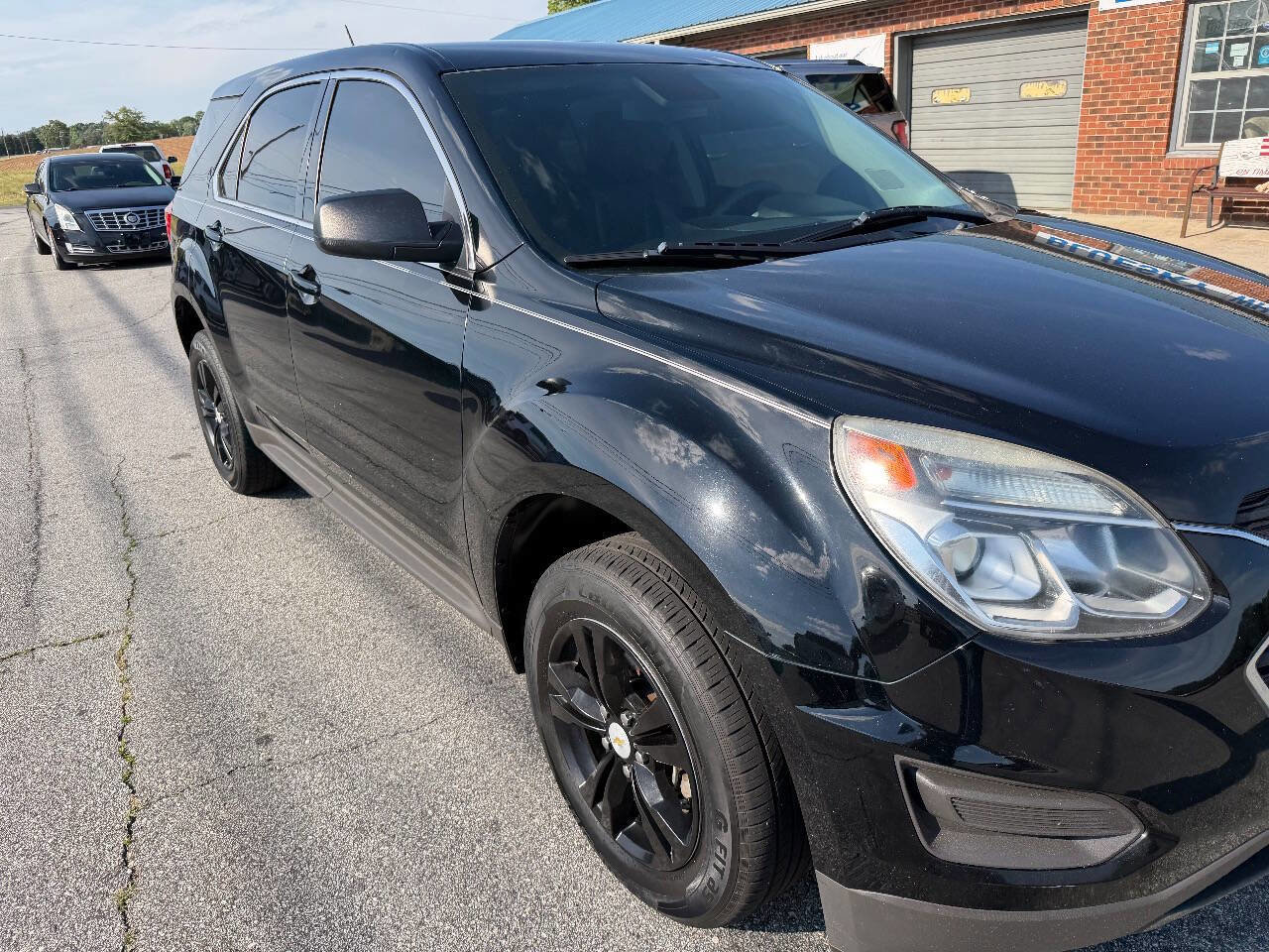 Used 2017 Chevrolet Equinox LS FWD image 2