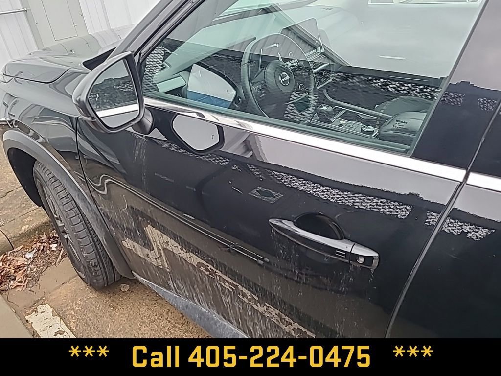 Used 2025 Nissan Pathfinder SV image 5