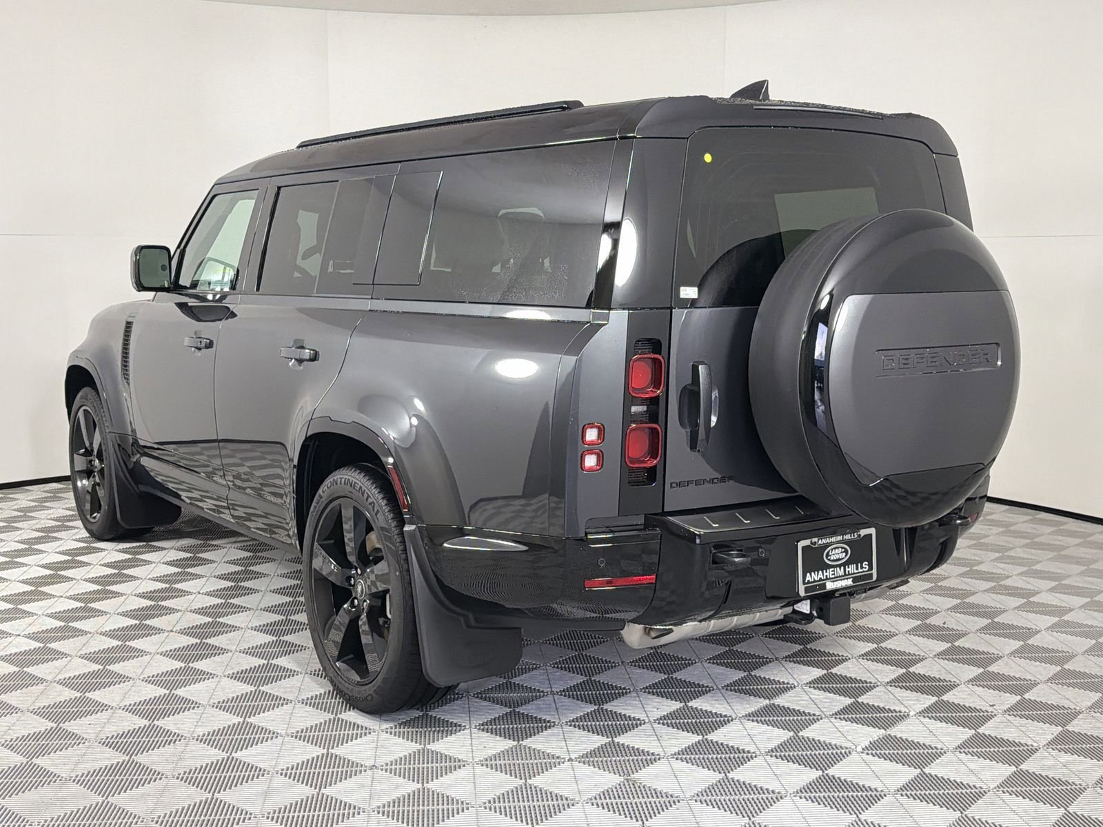 New 2025 Land Rover Defender 130 X-Dynamic SE image 3