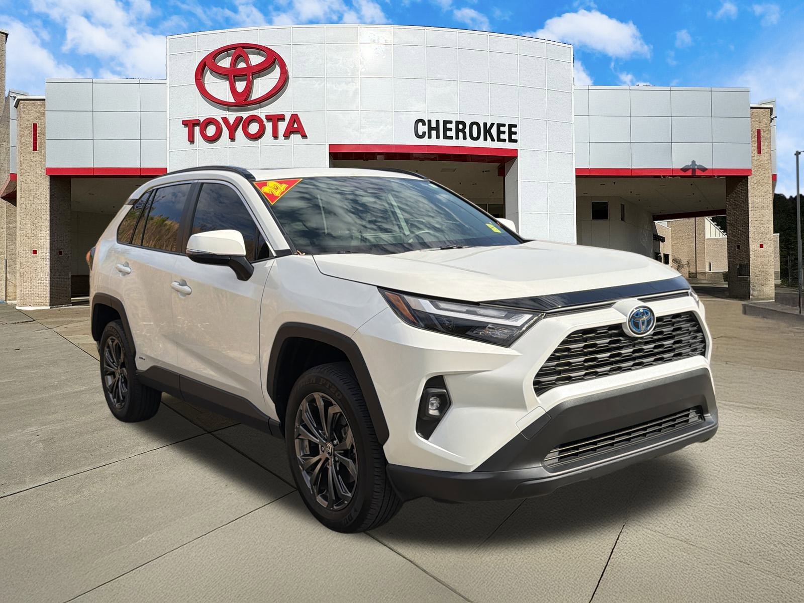 Used 2022 Toyota RAV4 XLE Premium image 3