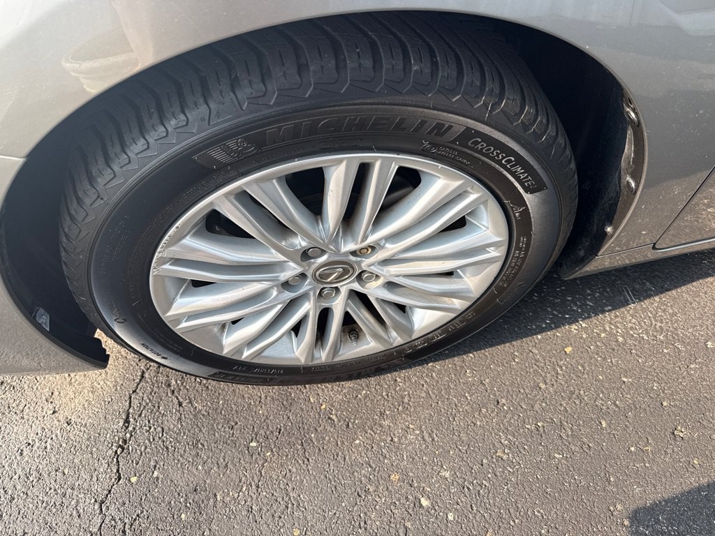 Used 2015 Lexus ES 350 w/ Luxury Package FWD image 4