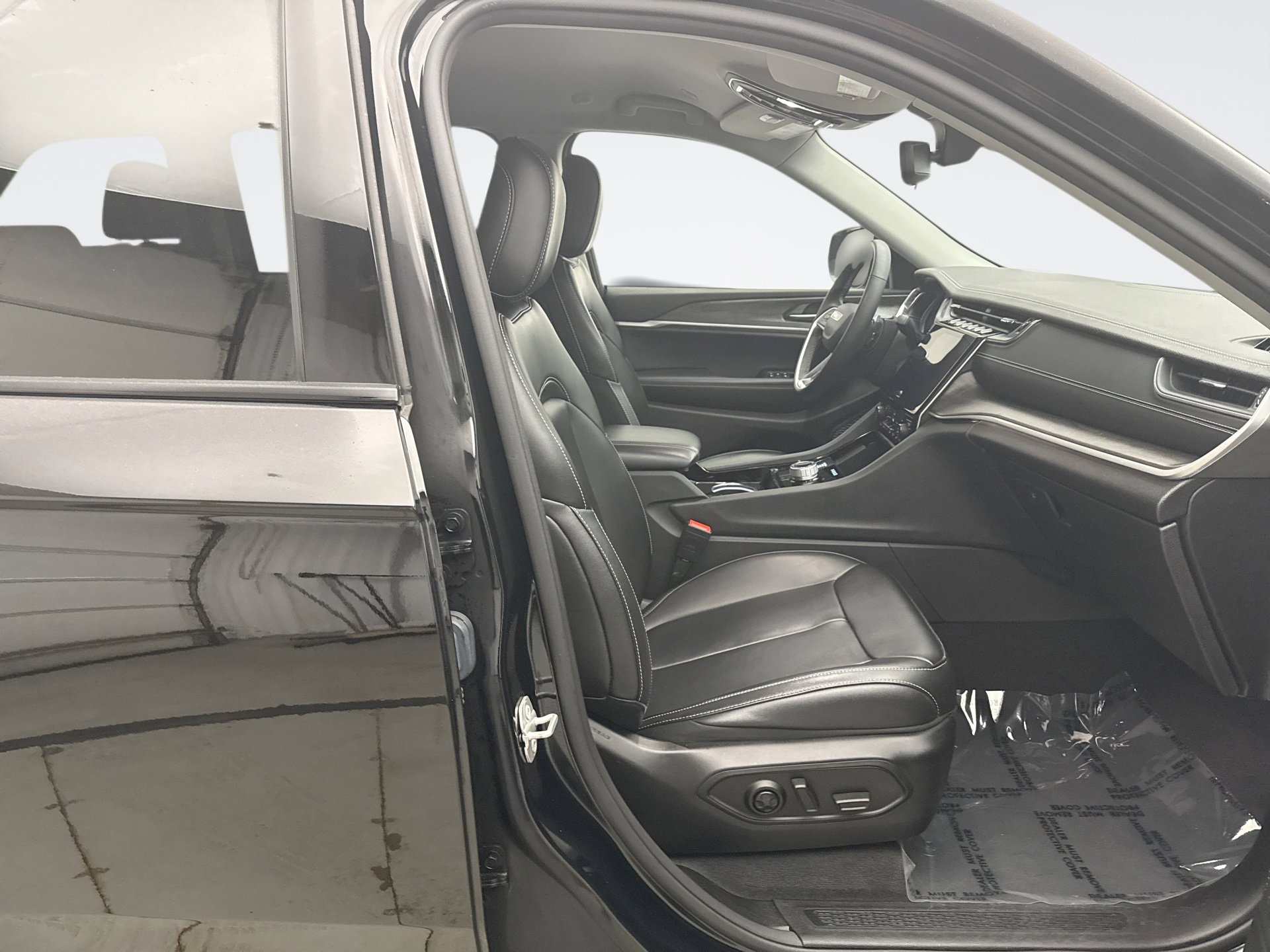 Used 2023 Jeep Grand Cherokee Limited AWD/4WD image 17