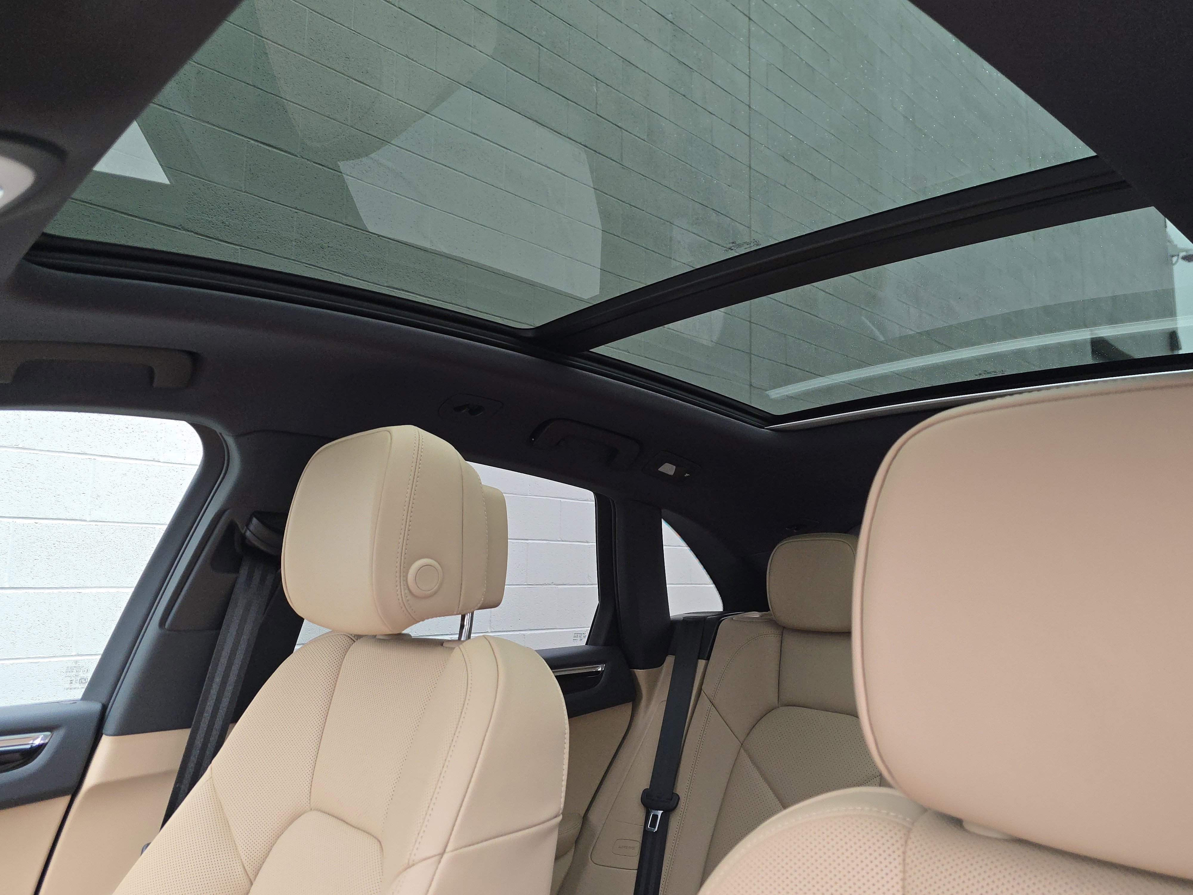 Certified 2025 Porsche Macan image 13