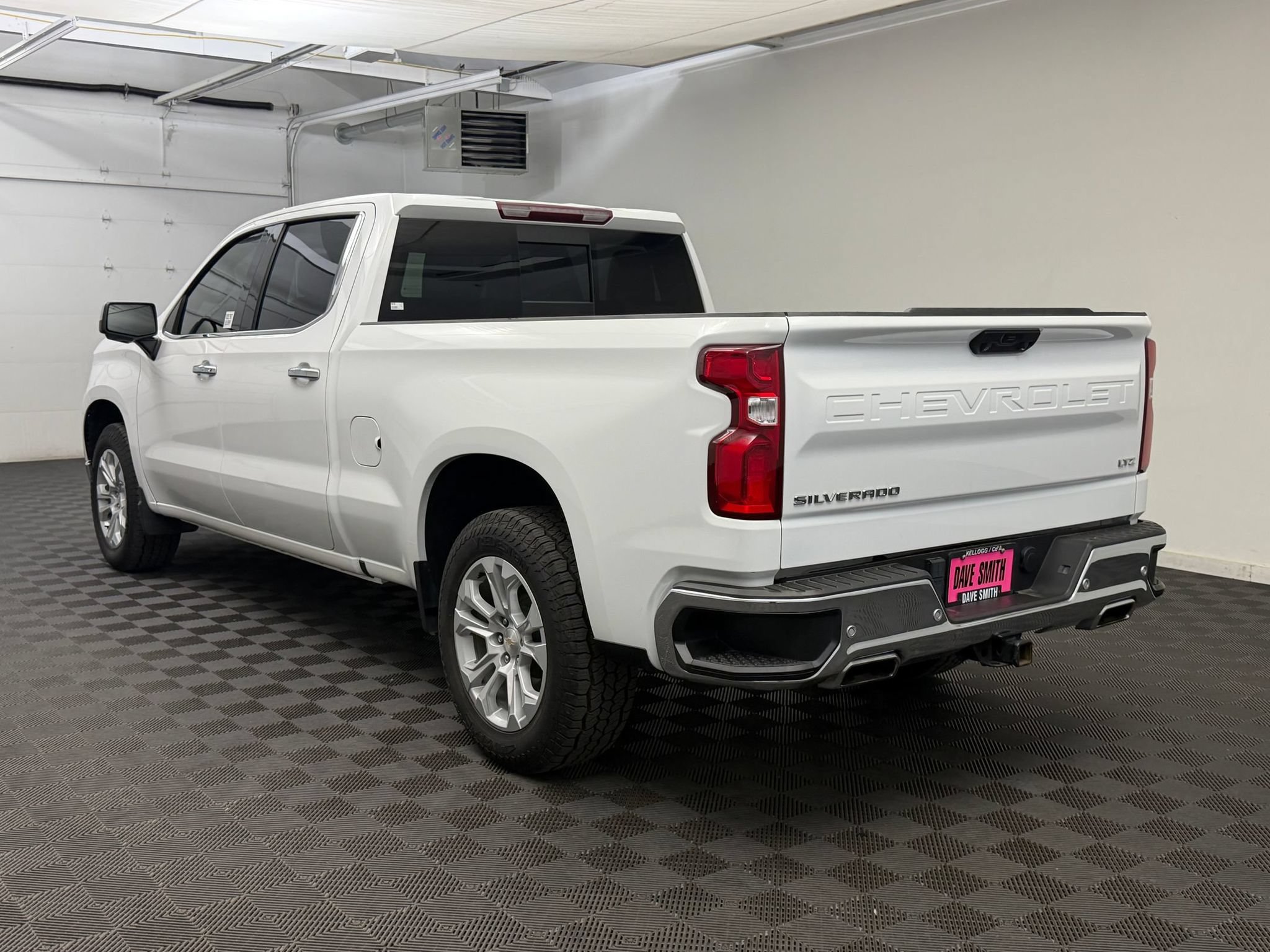 Used 2022 Chevrolet Silverado 1500 LTZ w/ LTZ Convenience Package II AWD/4WD image 3